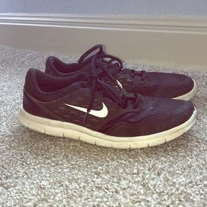 Black Nike’s size 9